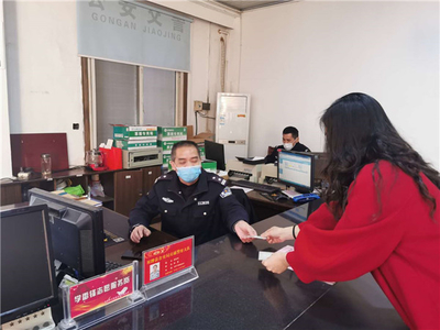 戰(zhàn)疫情 保暢安 雙牌交警學(xué)雷鋒精神，為民服務(wù)當先鋒